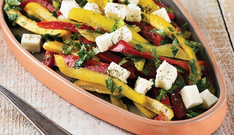 Kırmızı ve Sarı Biberli Peynirli Salata Tarifi Yapılışı